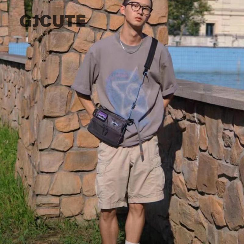 GJCUTE 2025 ใหม่ผู้ชายแฟชั่นกระเป๋าสะพายไหล่สบายๆขนาดใหญ่ความจุกระเป๋าคุณภาพสูงแฟชั่นกระเป๋า กระเป๋า