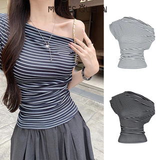 < MOSESQUEEN > เสื้อ V-Neck แบบสกรีนที่ตัดออกจากไหล่ ดีไซน์เรียบง่าย กระโปรงเอวแคบที่ช่วยให้รูปร่างเพรียว และเสื้อเชิ้ตแขนสั้น #63636