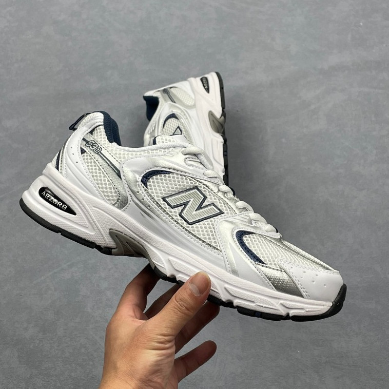 ER025 ออกแบบใหม่ New Balance 550 สีขาวและสีเขียว NB530 Retro รองเท้าผ้าใบลําลองรองเท้าผู้ชายที่สวยงา