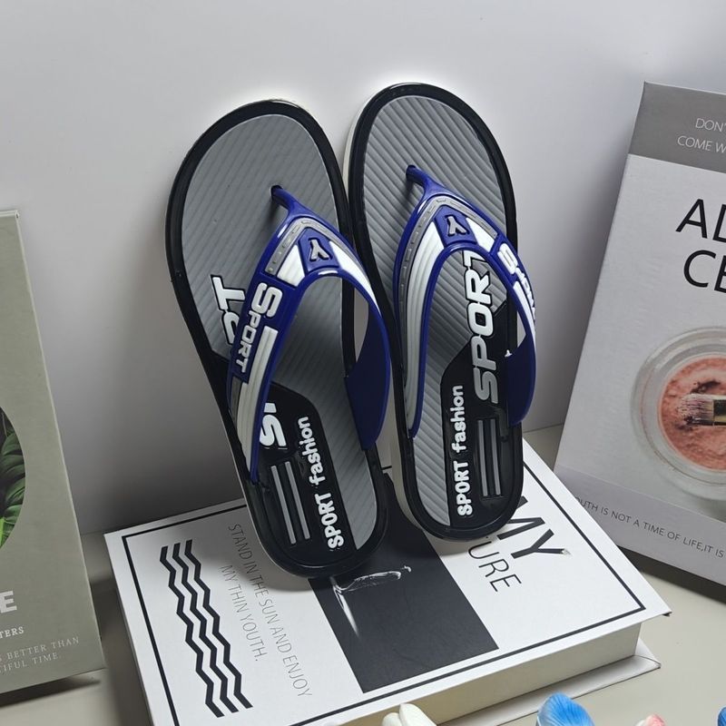 Flip-Flops ฤดูร้อนผู้ชายแฟชั่นสไตล์ใหม่สวมใส่ด้านนอกอินเทรนด์ที่ไม่ซ้ํากัน Anti-Slip ทนต่อการสึกหรอระงับกลิ่นกายชายหาด 5.1T