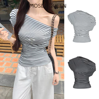 < MOSESQUEEN > เสื้อ V-Neck แบบสกรีนที่ตัดออกจากไหล่ ดีไซน์เรียบง่าย กระโปรงเอวแคบที่ช่วยให้รูปร่างเพรียว และเสื้อเชิ้ตแขนสั้น #63636