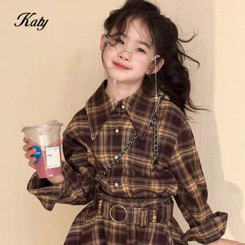 พร้อมสต็อก เวอร์ชั่นเกาหลีเสื้อผ้าฤดูใบไม้ร่วงสาวสูทย้อนยุคสไตล์ฮ่องกงปกทอดถนนแขนยาวเสื้อลายสก๊อต+กางเกงขาสั้นบู๊ดชุดสองชิ้นเด็กแขนยาวสูทแฟชั่นหวานเย็นสไตล์ชุดสไตล์เกาหลีแฟชั่นเด็เสื้อผ้าเด็กผู้หญิง ราคา ถูกที่สุด ดีลบีเคเค แกลเลอรีภาพที่ 4