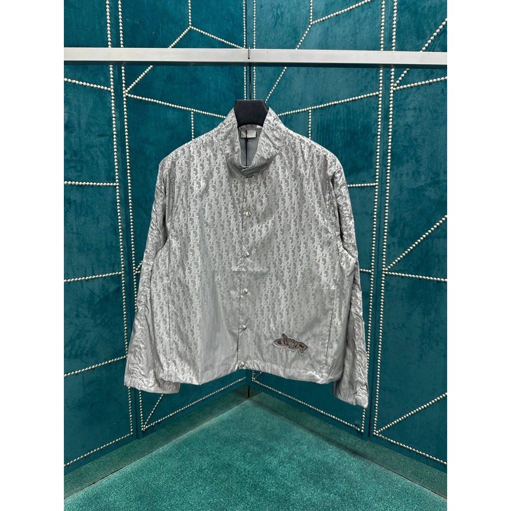 เสื้อเชิ้ตสีเทาสไตล์ใหม่ CD Dior ดีไซน์ทันสมัย รวมแจ็คเก็ตพิเศษ