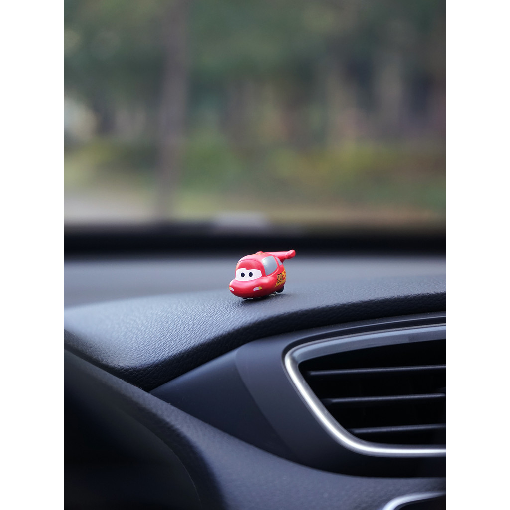Songsong McQueen เครื่องประดับรถยนต์มินิน่ารัก Racing Story Display กระจกมองหลังตกแต่งหน้าต่าง