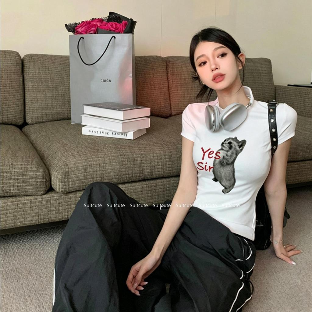 Suitcute D230 เสื้อแขนสั้นคอปกแบบพิมพ์ลูกตุ้มแมวน่ารัก แนวสไตล์เกาหลี ทรงกระชับเพรียวใส่แล้วดูผอมลง