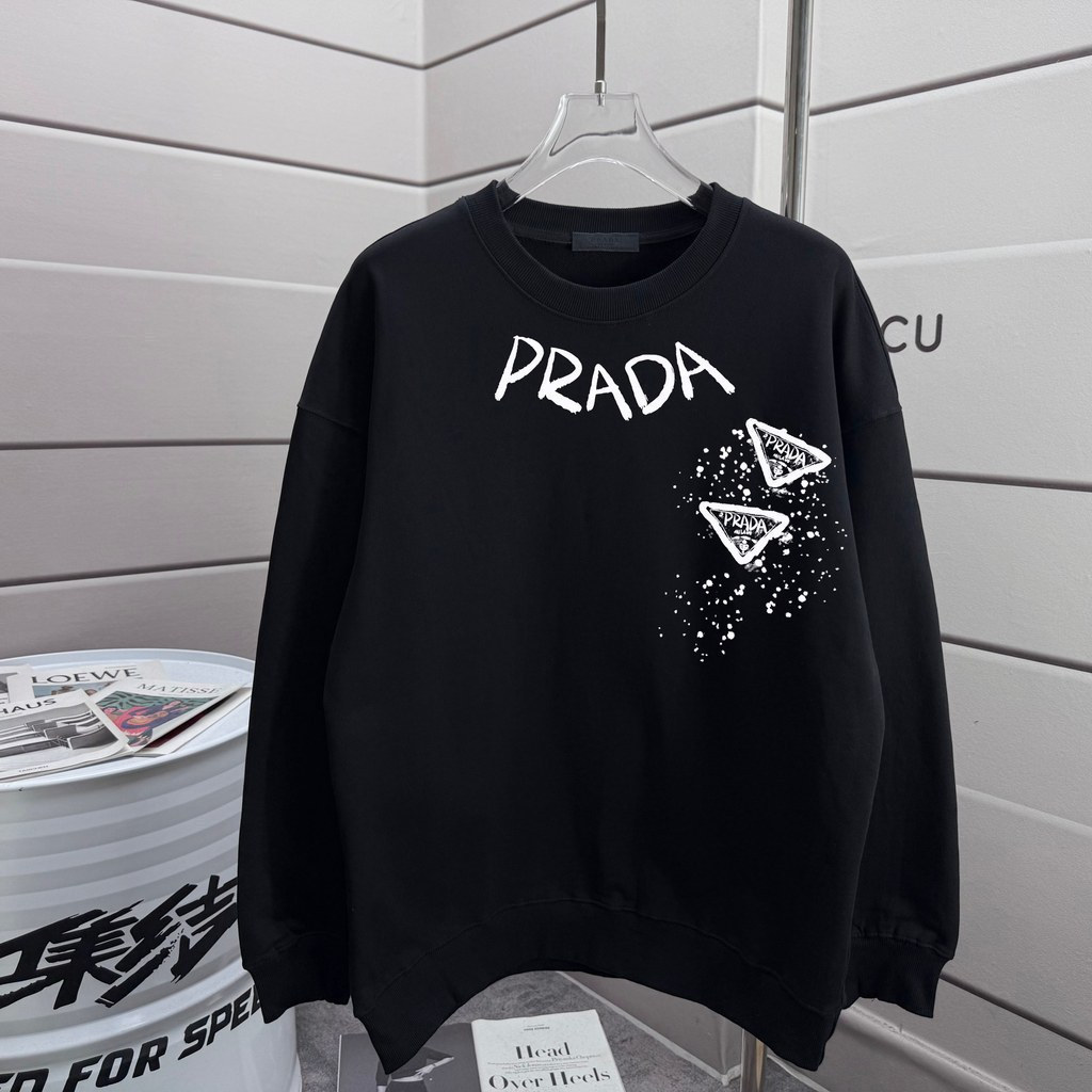 เสื้อกันหนาว Hooded Jacket PRADA 2026 สำหรับผู้ชายและผู้หญิง ออกแบบมาในสไตล์ใหม่ของฤดูใบไม้ร่วงและฤด