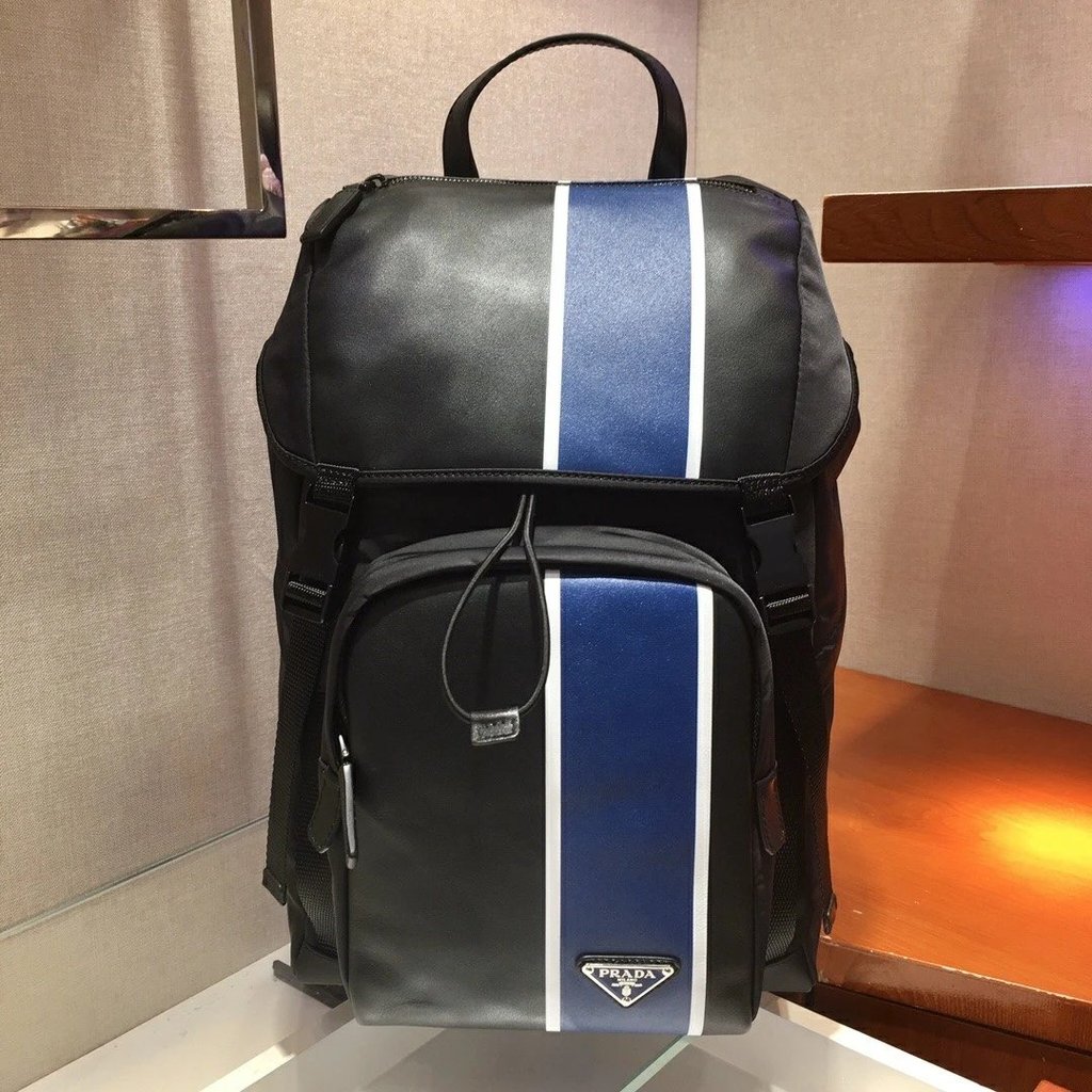 กระเป๋าเป้สะพายหลังสไตล์ใหม่ 2VZ135 ดีไซน์หรู วัสดุนำเข้า ที่จับหนังคุณภาพ และอะксเซสซอรีโลหะ