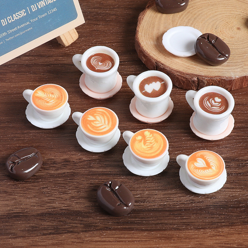 ของตกแต่งบ้านสไตล์บ้านตุ๊กตา พร้อมอุปกรณ์เรซินสำหรับการทำเอง รวมถึงโมเดลถ้วยกาแฟลาเต้และเมล็ดกาแฟ