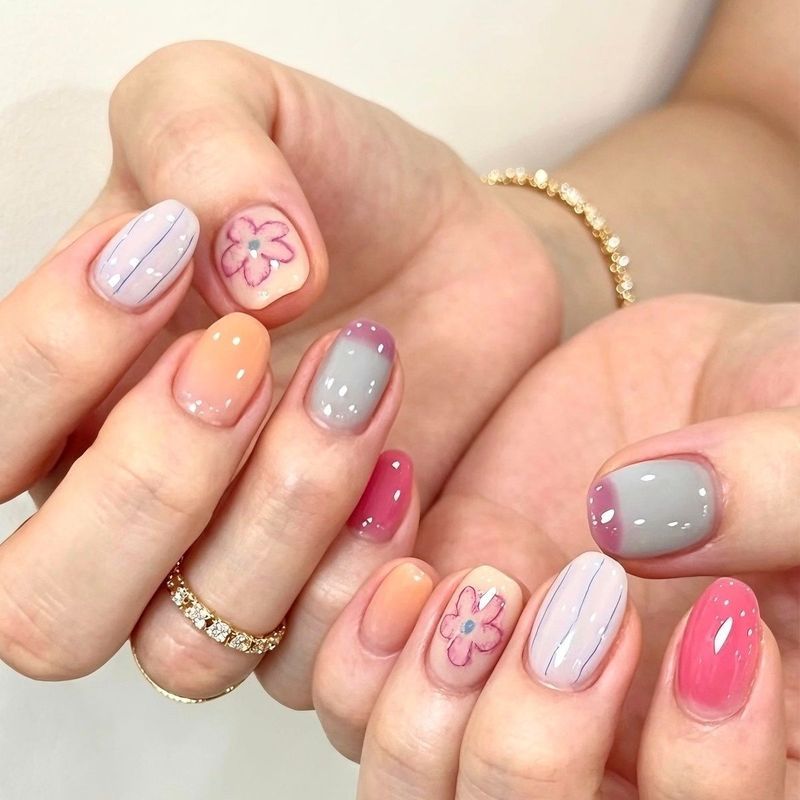 ชุดเล็บปลอม 10 ชิ้น [Sweet Cherry Blossom Dreams] ในโทนสีชมพู-เทาอ่อน โดดเด่นด้วยลวดลายดอกซากุระที่วาดด้วยมือและลวดลายเส้นต่างๆ มาพร้อมสติกเกอร์ตกแต่งเล็บแบบถอดได้และกาวในตัว