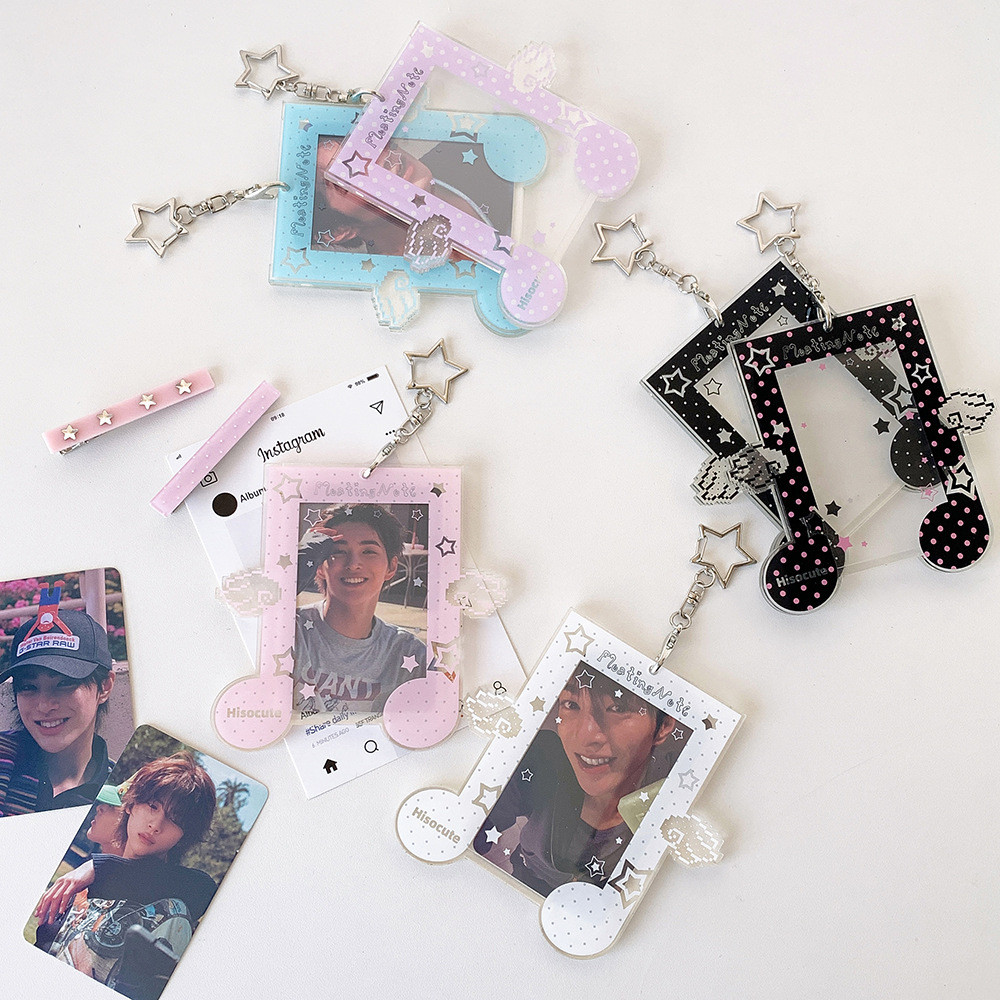 Ins Music Note อะคริลิคผู้ถือบัตร Dol Card Storage เคสป้องกัน 3 นิ้วขาตั้งจอแสดงผลกระเป๋าพวงกุญแจ
