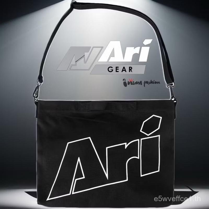 กระเป๋าสะพาย ARI สีดํา