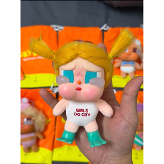 Pop Mart CRYBABY Crying Baby Vacation Mode On Series ตุ๊กตาไวนิลจี้ของขวัญกล่องลึกลับ
