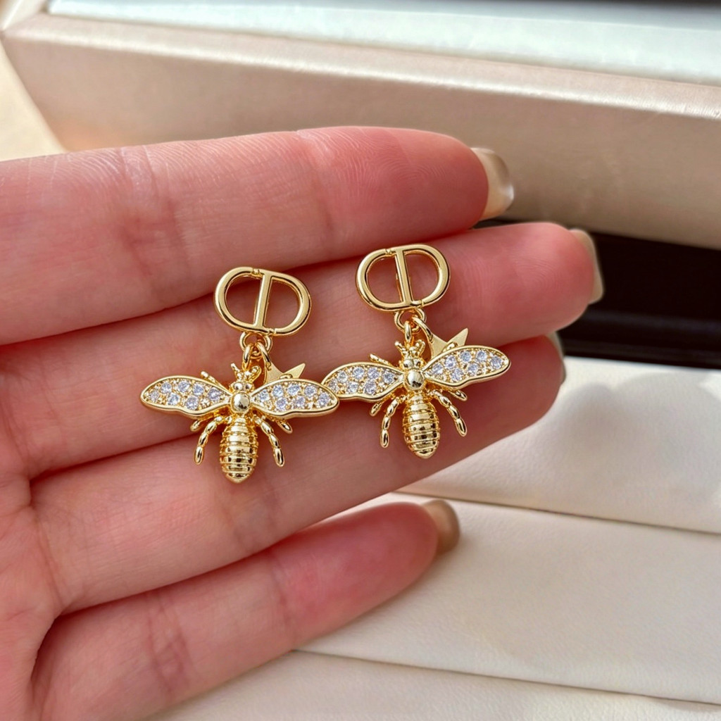 XIYA Retro Temperament Letter Star Bee ต่างหูต่างหูเพทาย Bee ต่างหู