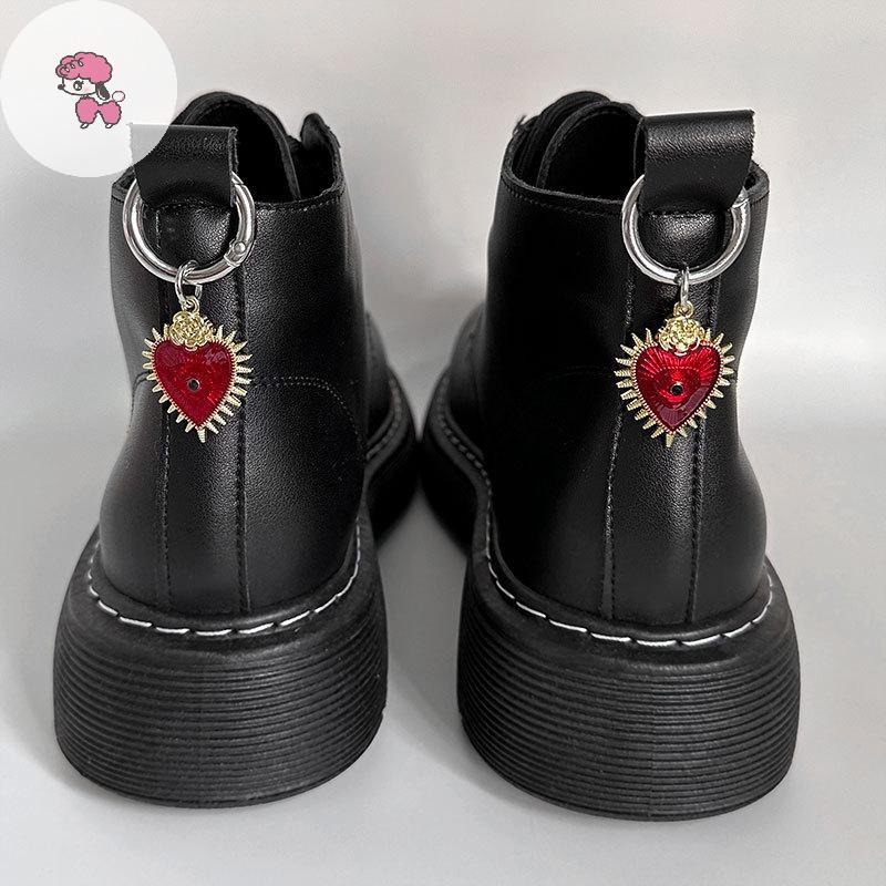 รองเท้าบู๊ตหัวแหลม GRL สไตล์ Gothics พร้อมเคลือบสีโรสดอกไม้และหัวใจ, ออกแบบพิเศษด้วยโลหะจี้และตาแมวท