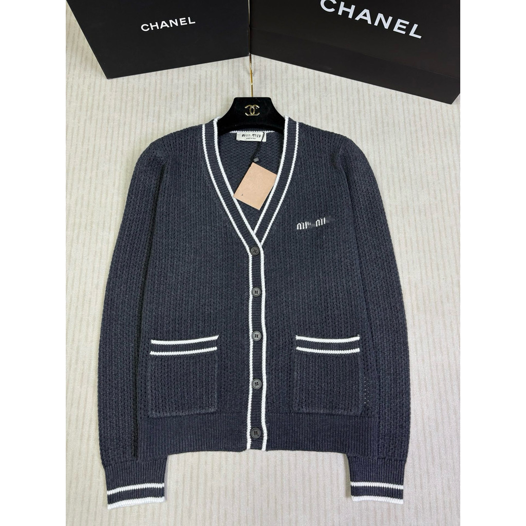E9IU MIUMIU V Collared Knitted Cardigan with Color-Block Jacquard Letters logo Versatile Women's Swe