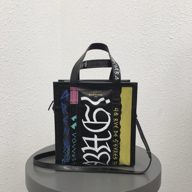 Balenciaga Bazar ออกแบบใหม่ มาพร้อมกราฟฟิตีและลายมือหลากหลาย