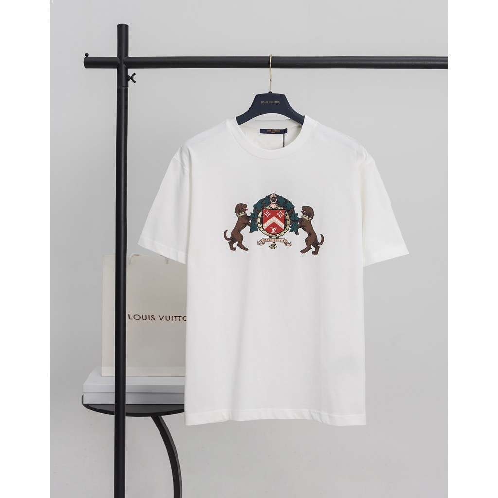 LOU * IS VUIT * TON/L * V/2026 ต้นฤดูใบไม้ผลิสไตล์ใหม่เสื้อยืดแขนสั้นผู้ชายผู้หญิงคู่ญี่ปุ่นสบายๆขนา