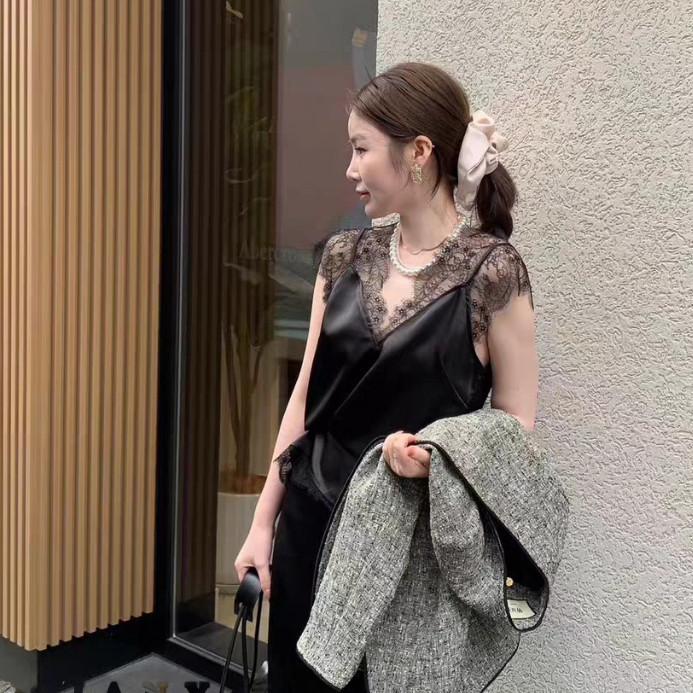 เสื้อเชิ้ตแขนสั้นผ้าซาตินแต่งลูกไม้สำหรับผู้หญิง คอวี รูปที่ 6