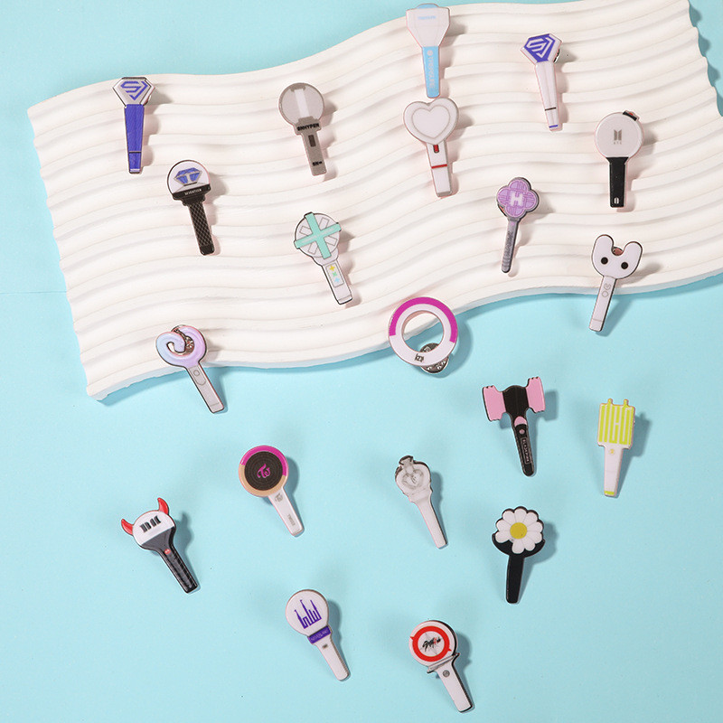 เข็มกลัดอะคริลิคสำหรับแฟนคลับ K-pop อิดอล TWICE, I-DLE, G-DRAGON และ IVE