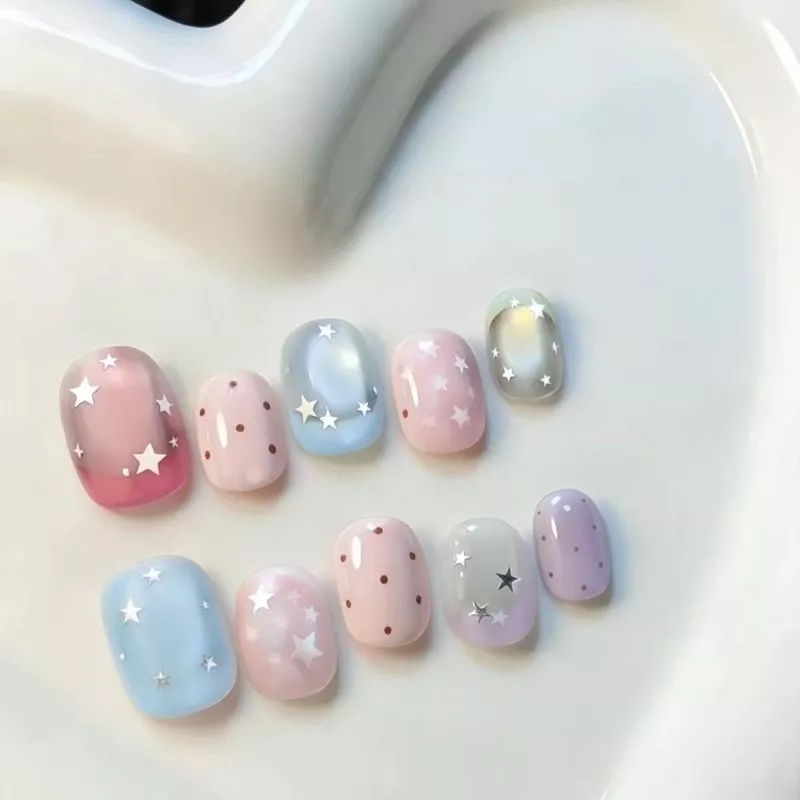10 ชิ้นแผ่นแปะแต่งเล็บ [รอยเปื้อนแป้งดาว] สีชมพูสีฟ้าไล่โทนสีรอยเปื้อนจับคู่องค์ประกอบขาวดาวลายจุดนุ่มน่ารักสดทําเล็บที่ถอดออกได้ ดัน ประเภทเล็บปลอ