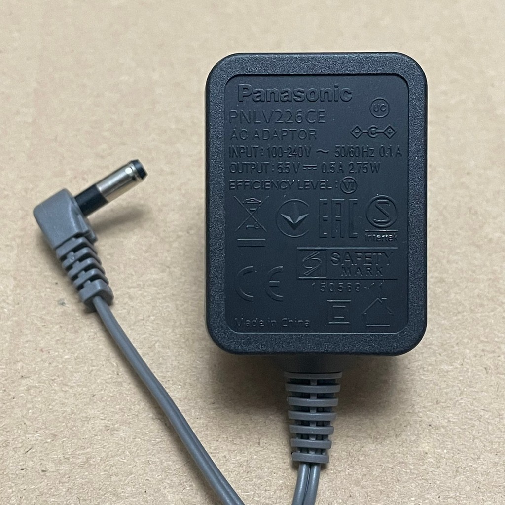 Panasonic แหล่งจ่ายไฟย่อยเฟรมโทรศัพท์ไร้สายดิจิตอล 5.5V0.5A PNLV226CE อะแดปเตอร์ 110-240v