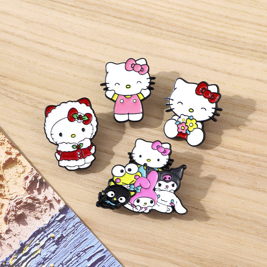 4 ชิ้น/เซ็ตน่ารัก Sanrio Kitty เข็มกลัดแมวการ์ตูนกระเป๋านักเรียนตกแต่ง Badge Kuromi ตกแต่ง Pin