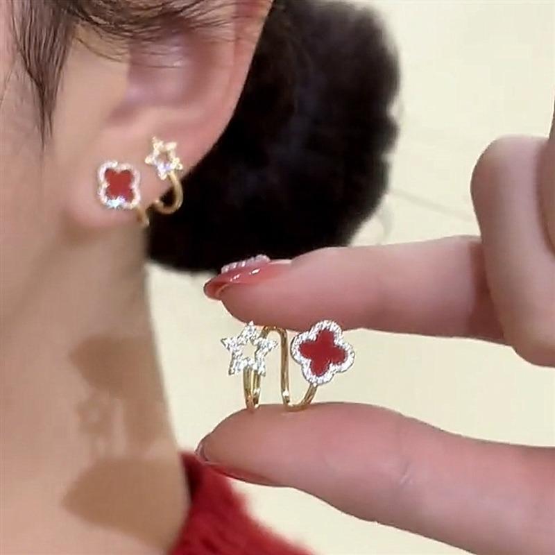 ต่างหูสตั๊ดหินบริสุทธิ์สีแดงและดำ ออกแบบเฉพาะ พร้อมลายโคลเวอร์สี่ใบและดาวห้าแฉก เหมาะสำหรับคนชอบแฟชั่นหวานๆ