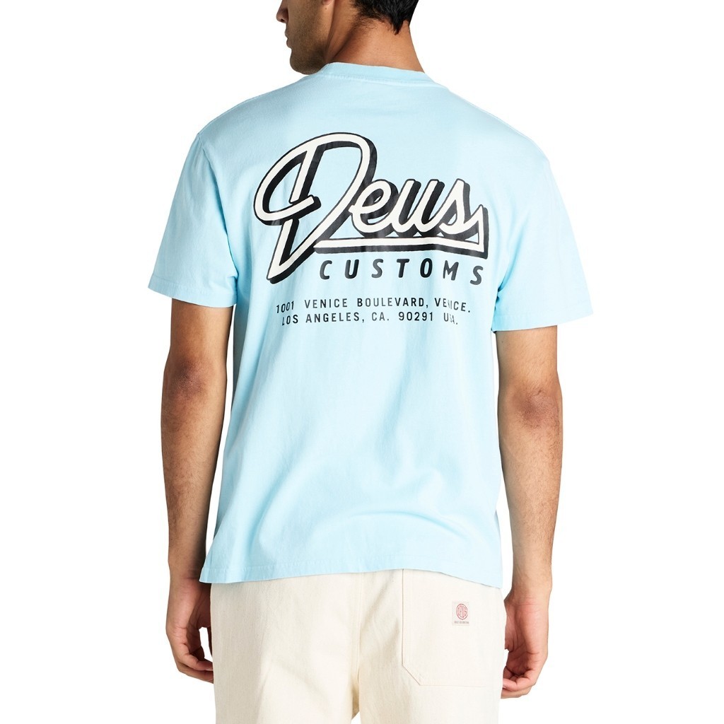 Deus Ex Machina-พิมพ์ตัวอักษร T ผ้าฝ้ายแท้แขนสั้น