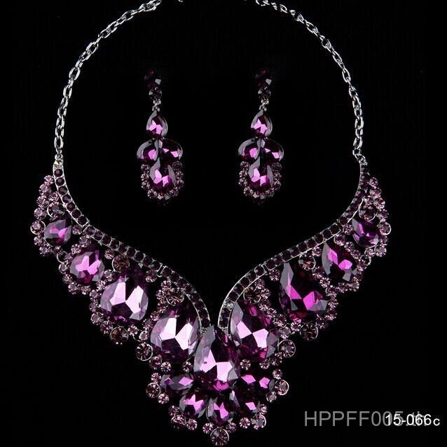 ชุดสร้อยคอมือถือสไตล์ยุโรปและอเมริกา พร้อมต่างหู และอุปกรณ์สำหรับสวมใส่ในงานแต่ง เพชรสังเคราะห์เต็ม 