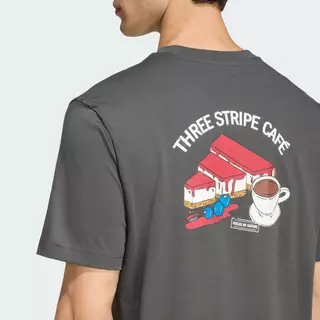 adidas ไลฟ์สไตล์ เสื้อยืดพิมพ์ลาย COFFEE CAFE CHEESECAKE ผู้ชาย สีเทา KB2499