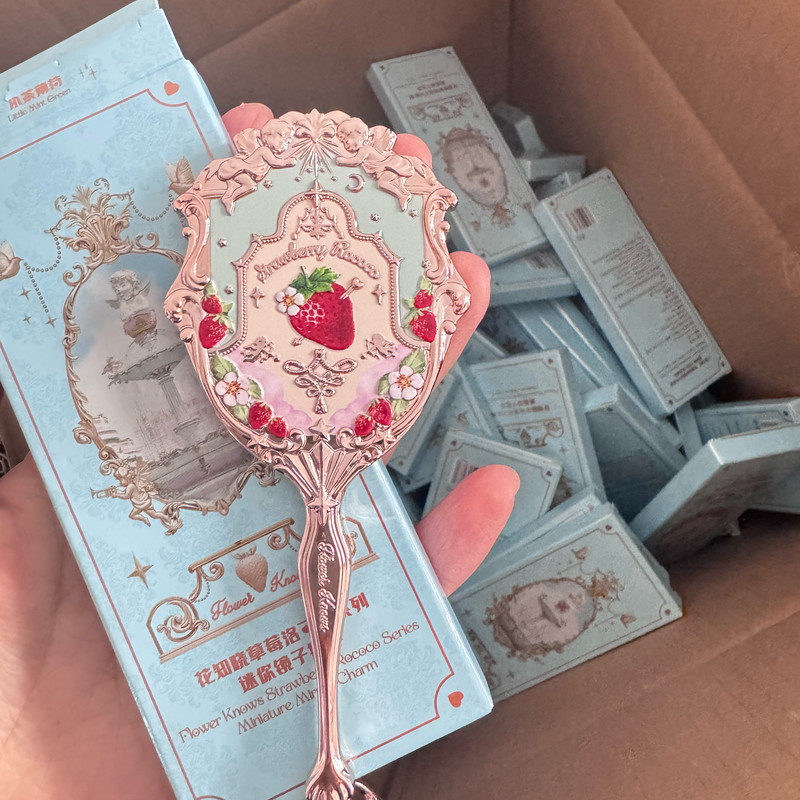 ดอกไม้รู้สตรอเบอร์รี่ Rococo Mini Hand Mirror Limited Edition Tea Mint กระจกแต่งหน้าแบบพกพาลายนูนประณีต