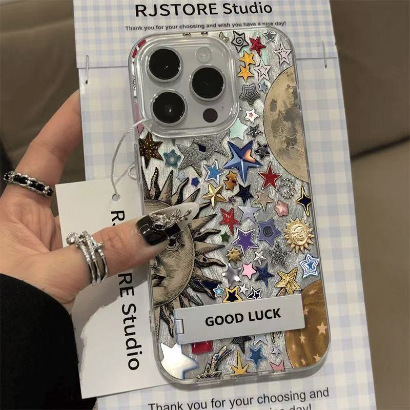 เคสโทรศัพท์ลายดาวและดวงอาทิตย์ ใช้ได้กับ iPhone 17/16/15/14ProMax/12/13/11 พื้นผิวสีเงินเงางามคุณภาพสูง ช่วยปกป้องเลนส์