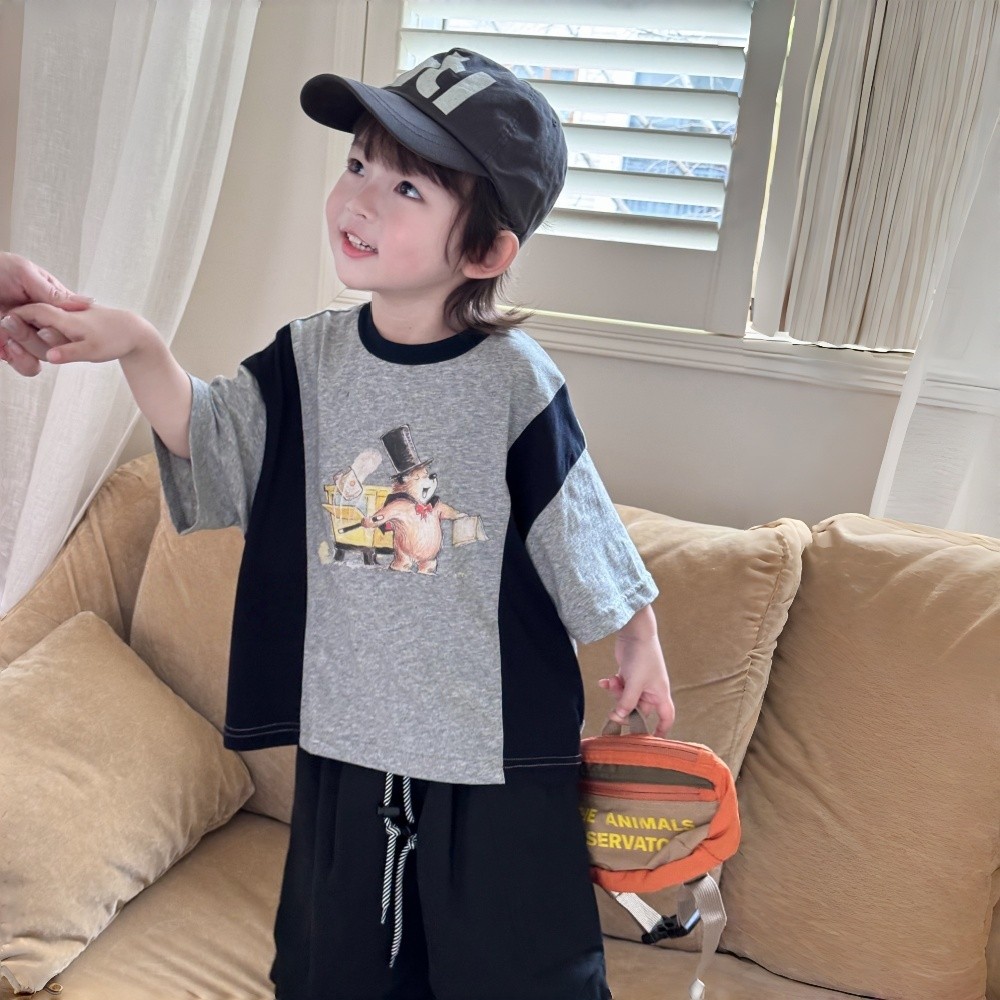 Theioioio เสื้อยืดเด็ก ลายหมีสไตล์นิทานวินเทจ ผ้าคอตตอนผสมเกรดพรีเมียม ดีไซน์ตัดต่อสี สีเทาท็อปดาย 2