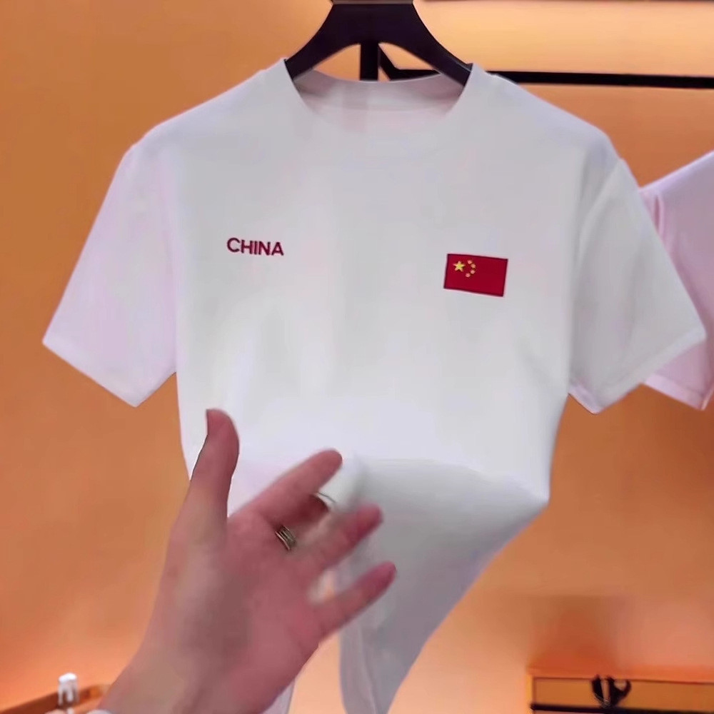2026 เสื้อยืดแขนสั้นผู้ชายสีดําระดับไฮเอนด์ 2025 ฤดูร้อนสไตล์ใหม่พิมพ์ตัวอักษรลําลองหลวมรอบคอด้านบนผ