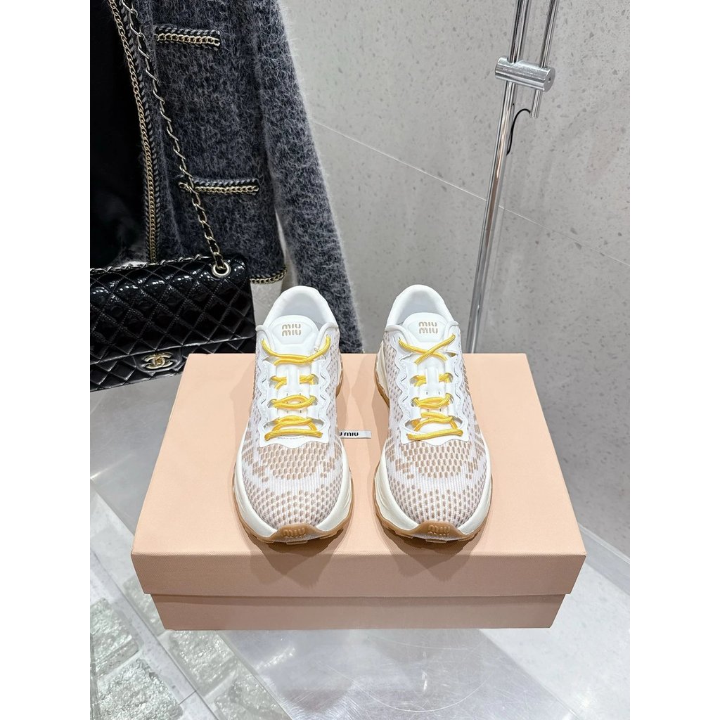 MiuMiu Miu 2025ss รองเท้าลําลองสุภาพสตรีสไตล์ใหม่รองเท้าผ้าใบ