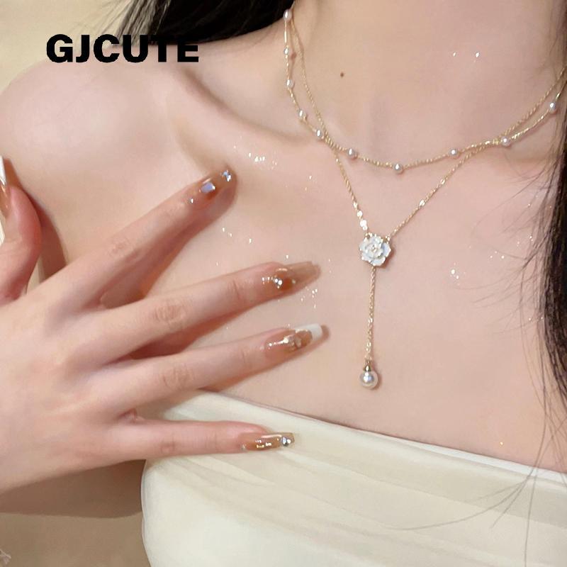 GJCUTE สร้อยคอมุกพู่สองชั้นสําหรับออกแบบเฉพาะหญิง camellia clavicle CHAIN หรูหรา high-end รู้สึกอารม