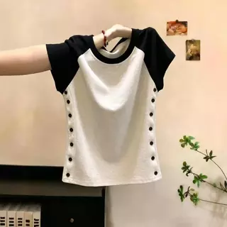 เย็บคมชัดสีแขนสั้นเสื้อยืดปุ่มออกแบบด้านบนสําหรับผู้หญิง