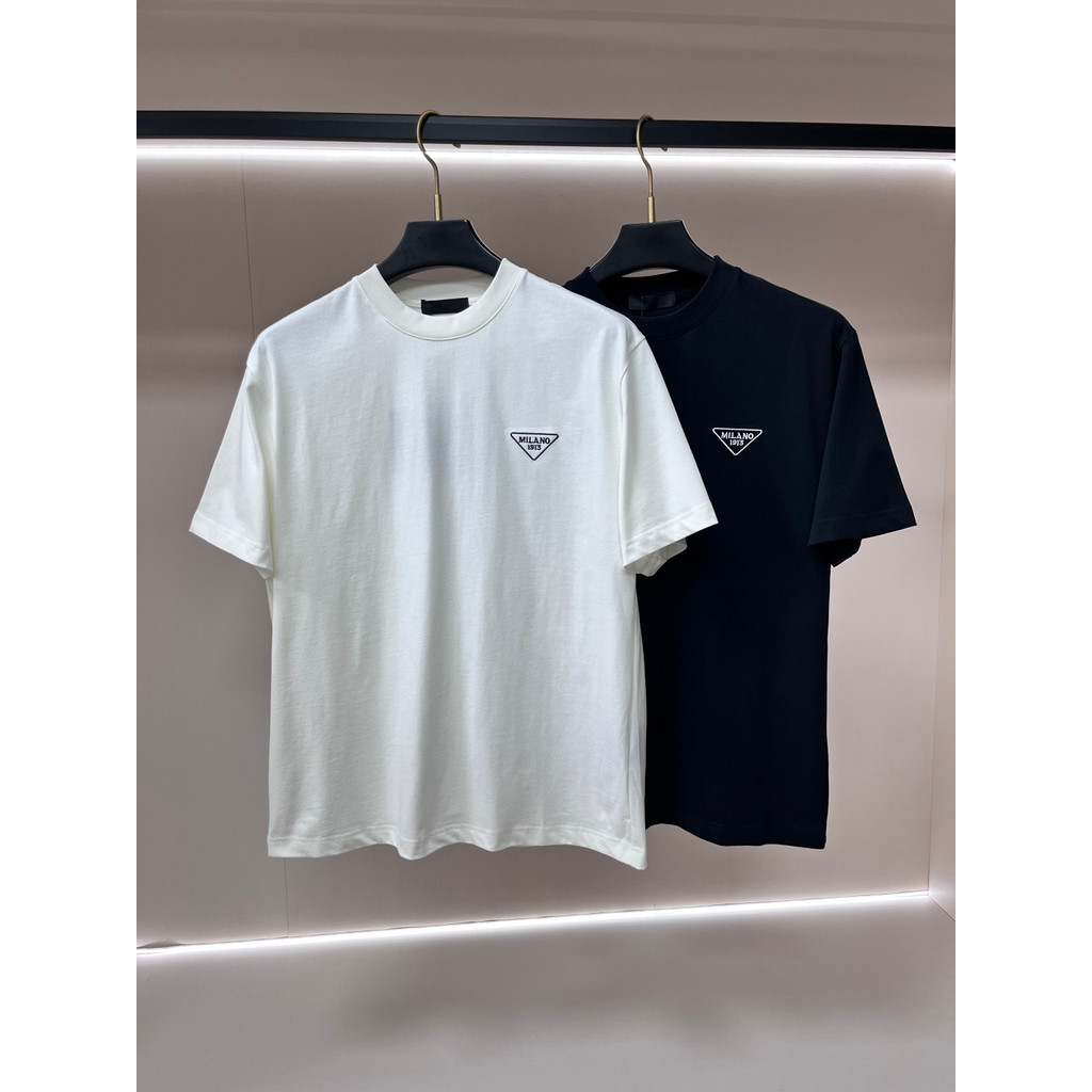 Prada/Prada 2026 คลาสสิกรอบคอแขนสั้นเสื้อยืดผู้ชายผู้หญิงสไตล์รอบคอ Simple Basic โลโก้การพิมพ์ 2 เส้