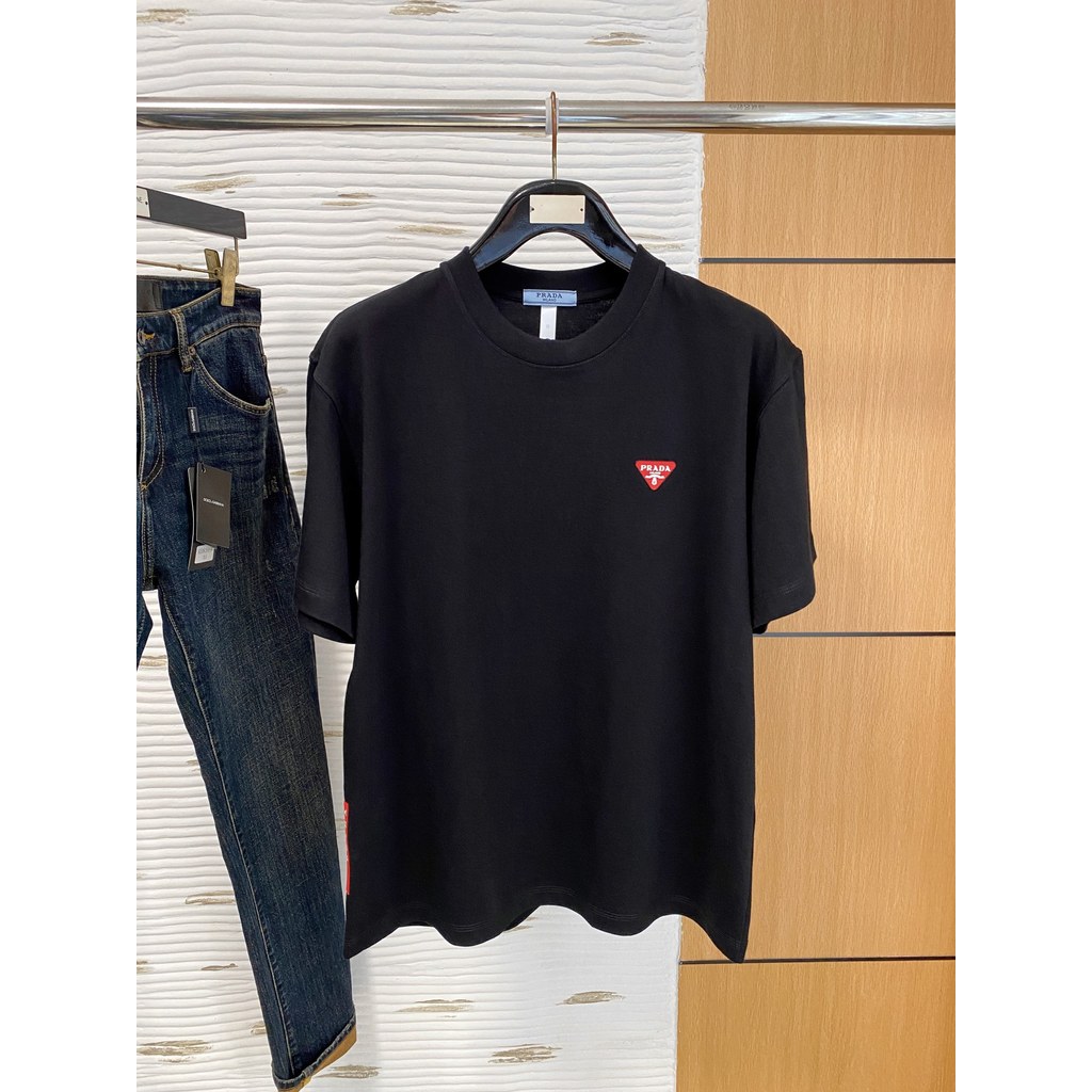 Prada/Prada 2026 คลาสสิกรอบคอแขนสั้นเสื้อยืดผู้ชายผู้หญิงสไตล์ทุกวันเคาน์เตอร์ Synchronization Casua