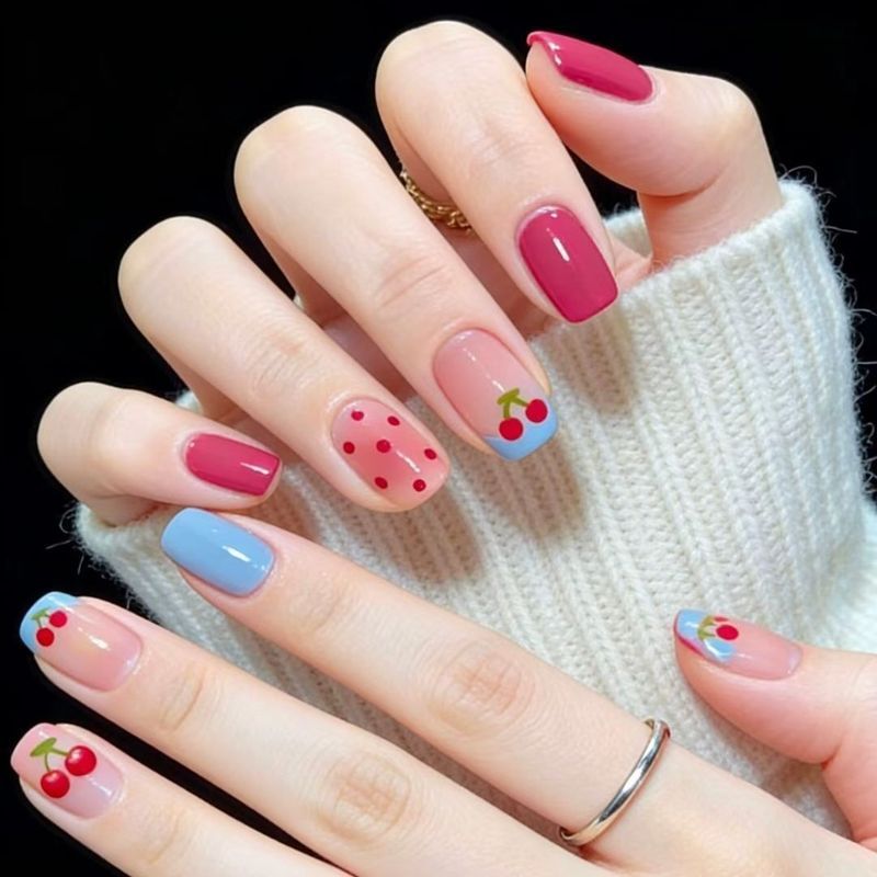 เล็บปลอม10ชิ้น[สีชมพูสีฟ้าเชอร์รี่]สีชมพูฟ้าความคมชัดเชอร์รี่ลายจุดสดหวานพลัง ของผู้หญิง แต่งเล็บที่ถอดออกได้ฟรีกาวกดประเภทเล็บปลอมแพทช์ทําเล็บ