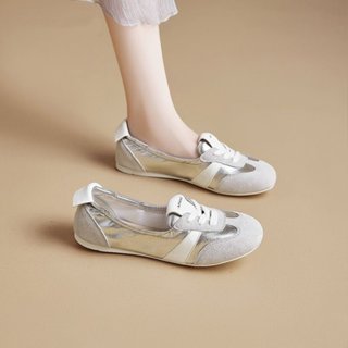 รองเท้าแฟชั่นลี ส้นเตี้ยสีเงิน ออกแบบเรียบหรู กะทัดรัดและสวม…