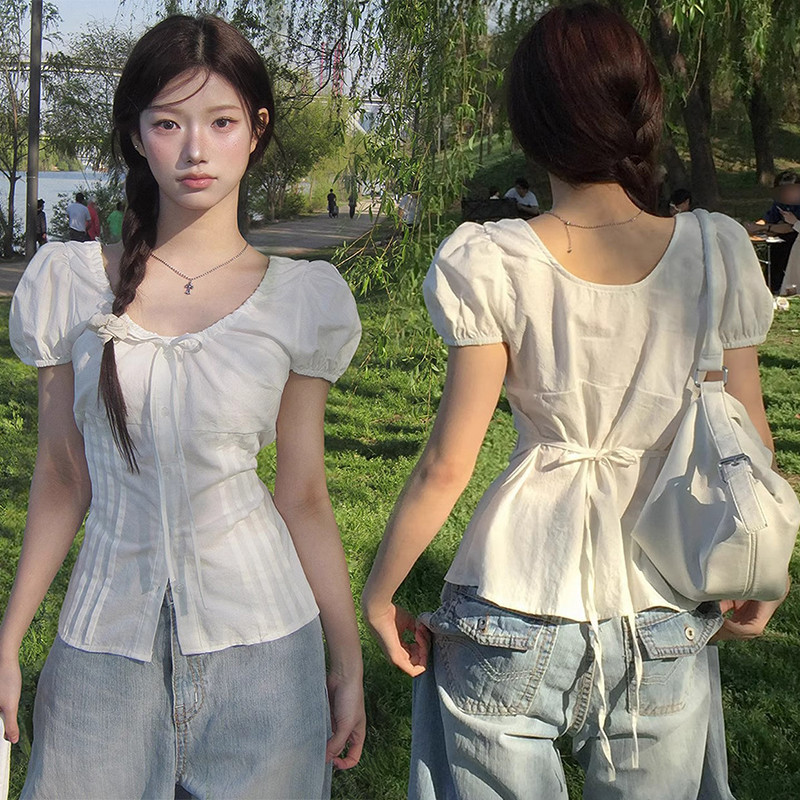 W569 เสื้อเบลาส์แขนสั้นสไตล์ฝรั่งเศสหวานๆ สำหรับผู้หญิงตัวใหม่นี้มีดีไซน์ผูกโบว์ สไตล์สีขาวพองๆ และลุคที่ได้รับแรงบันดาล