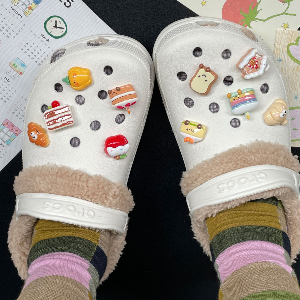 รูอุปกรณ์รองเท้า2025เค้กแสดงออกใหม่น่ารักสร้างสรรค์รองเท้าหัวเข็มขัดทําเองเหมาะสําหรับจระเข้รองเท้าหัวเข็มขัดที่ถอดออกได้รองเท้ารูหัวเข็มขัดบุชชรองเท้าจื้อบิซิงอินรองเ - รูปที่ 4