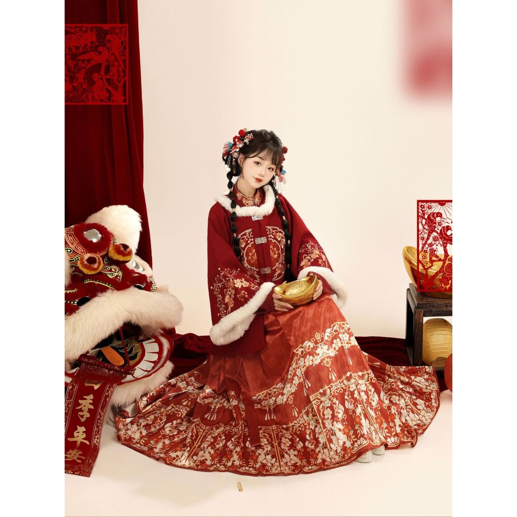 Jacke​tte และกระโปรงสไตล์ Hanfu ทำจากขนแกะซับพร้อมคอปักลาย