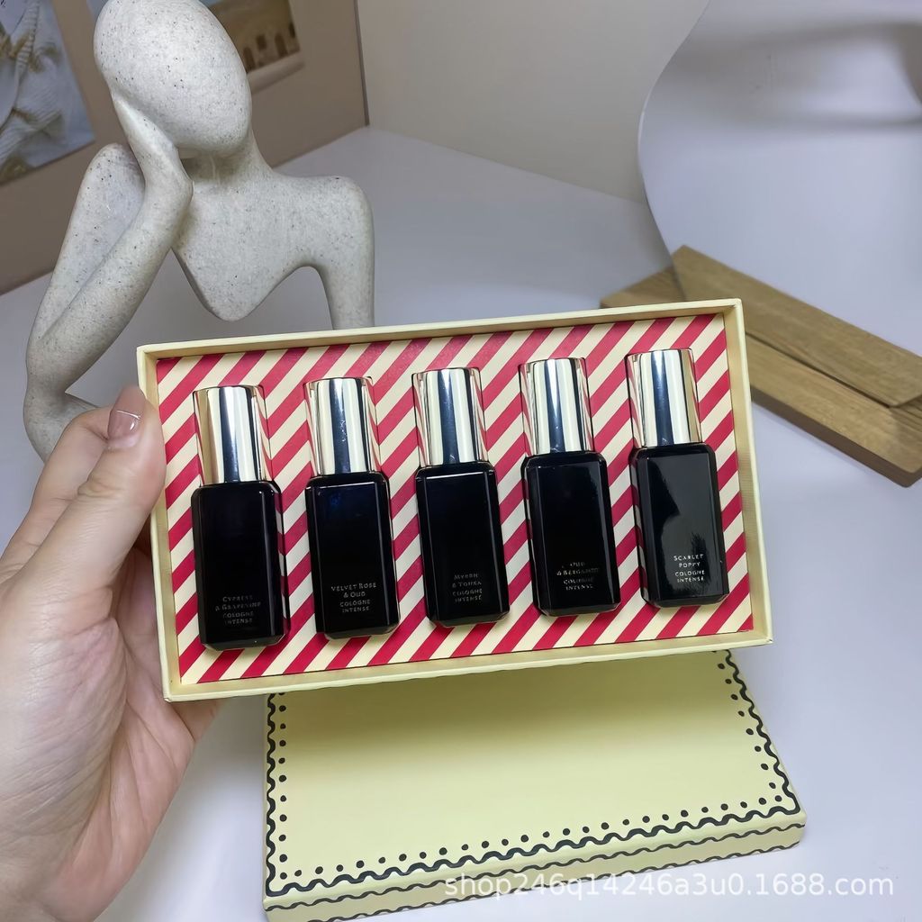 ชุดห้าชิ้นที่อุดมไปด้วยขวดสีดําบรรพบุรุษ 5 x 9 มล. Poppy Cypress และ Grapevine Myrrh และเพิ่มกํามะหย