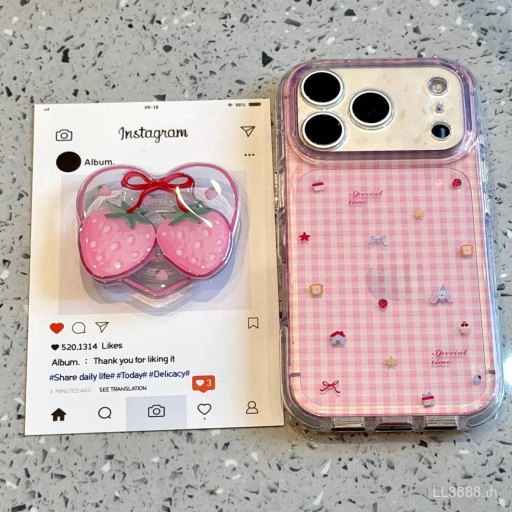 เคสโทรศัพท์ เหมาะสําหรับ iPhone 7 8 X XS XR XSMAX 11 12 13 14 15 16 17 Pro max Plus ลายสก๊อตสีชมพูสตรอเบอร์รี่ขาตั้งกันกระแทกกันกระแทกกันกระแทกเคสรวมทุกอย่าง MWB8