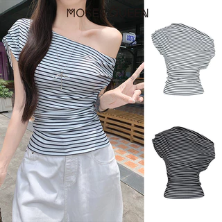 < MOSESQUEEN > เสื้อ V-Neck แบบสกรีนที่ตัดออกจากไหล่ ดีไซน์เรียบง่าย กระโปรงเอวแคบที่ช่วยให้รูปร่างเพรียว และเสื้อเชิ้ตแขนสั้น #63636