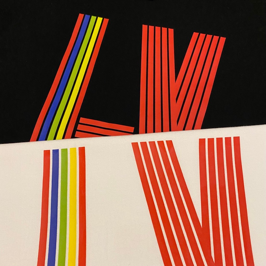 LOU * IS VUIT * TON/L * V/2026 ต้นฤดูใบไม้ผลิสไตล์ใหม่เสื้อยืดแขนสั้นผู้ชายผู้หญิงคู่รอบคอ Slim-Fit 