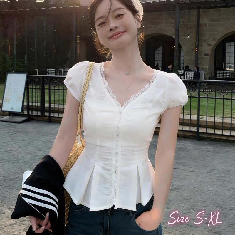 Dode.mall W631#เสื้อเชิ้ตแขนสั้นสไตล์เกาหลีจากคอลเลคชั่นฤดูร้อนปี 2026 นี้ โดดเด่นด้วยขอบลูกไม้ ดีไซน์ผูกเอว และทรงครอป