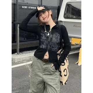 Miss Kitty เสื้อผ้าผู้หญิง เสื้อแฟชั่นสตรีทแขนยาว ดีไซน์ซิปเท่ๆ ลายย้อนยุค Y2K ใส่ฟิตกระชับ FY1230-0
